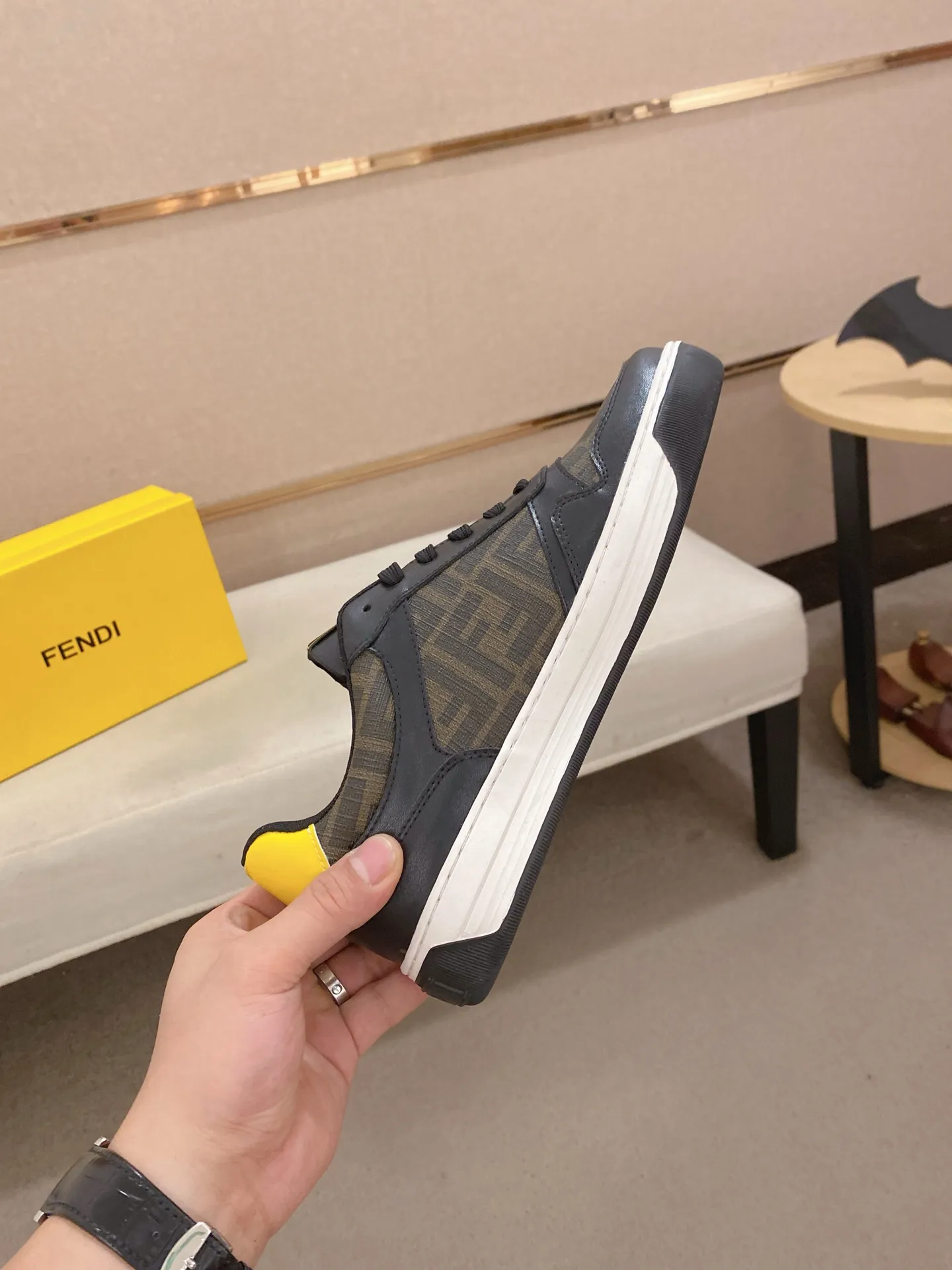 Men's shoes 💰 420💰 (FENDI) New style 👊🏻 upper 🇮🇹 imported cowhide fabric 🇩🇪 lining imported sheepskin lining. The original outsole is molded to highlight the identity of every man, and the upper foot is stable and stable🚶🏻🚶🏻The high-end custom counters reproduce the original version📯No matter the wind or rain, the shoe last remains unchanged and can withstand the verification of time🔍️,🔵 Size: 38-44 (45 is custom-made and cannot be returned or exchanged
